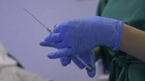 Iniezione nelle mani di un medico