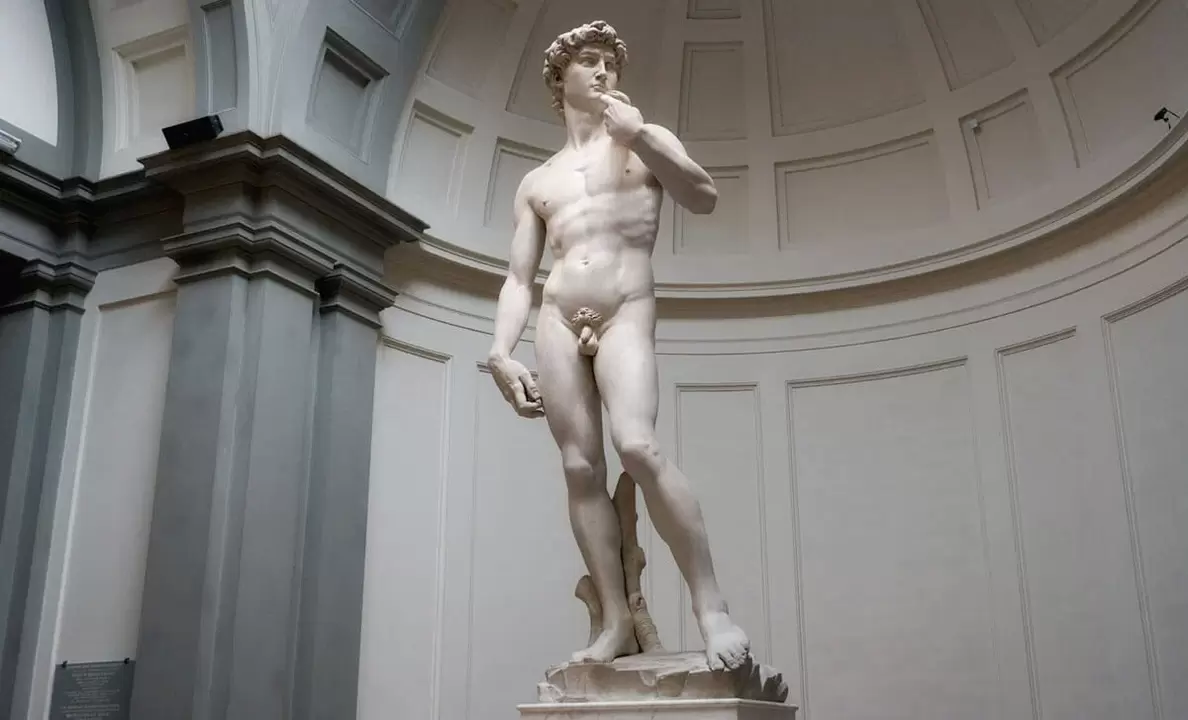 statua di uomo nudo e ingrandimento del pene