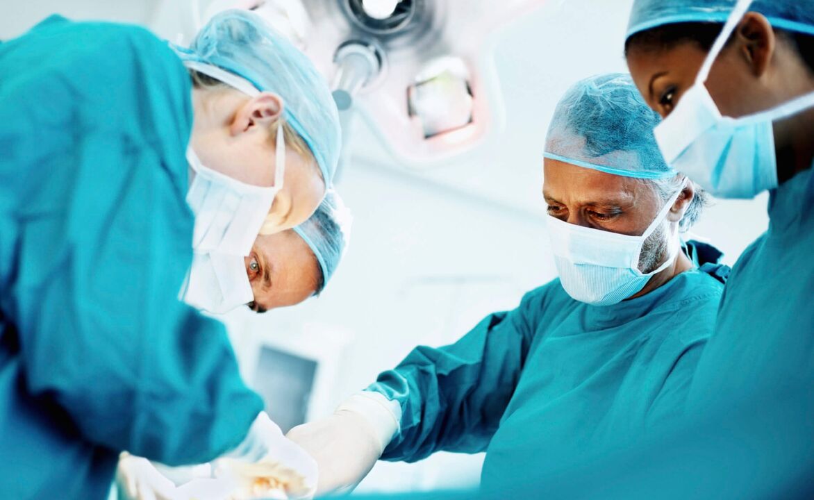 Il processo di ingrandimento del pene da parte dei chirurghi attraverso un intervento chirurgico