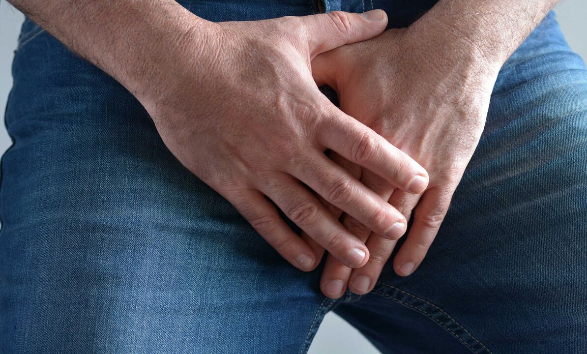 Un uomo soffre di fastidio all'inguine a causa di un trapianto microchirurgico del muscolo del pene
