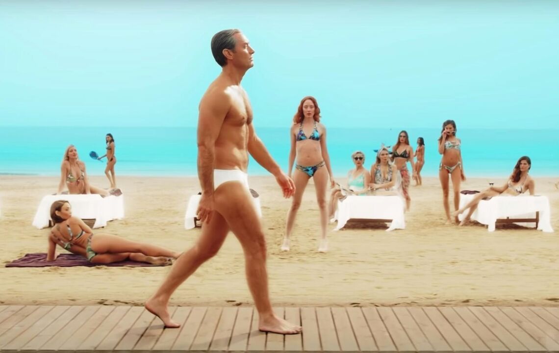 Le ragazze sulla spiaggia fissavano un uomo che allargava il suo pene