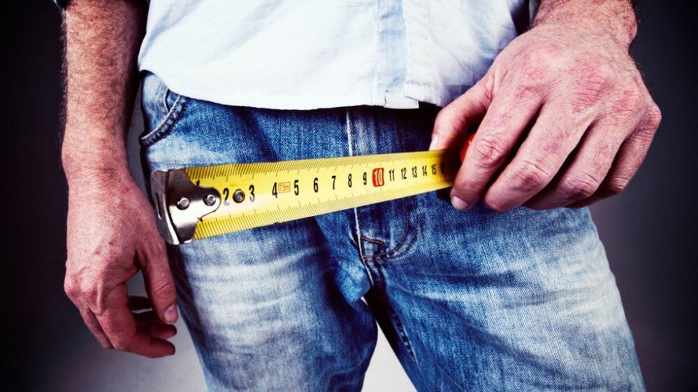 L'uomo misura il pene dopo l'ingrandimento con il gel